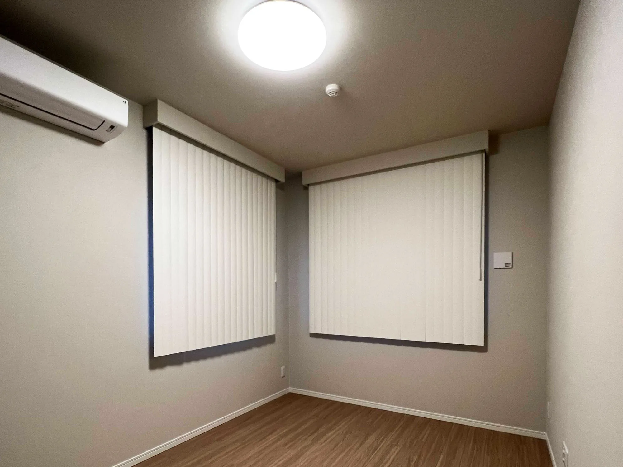 新築テラスハウスの洗練窓辺コーディネートの写真7