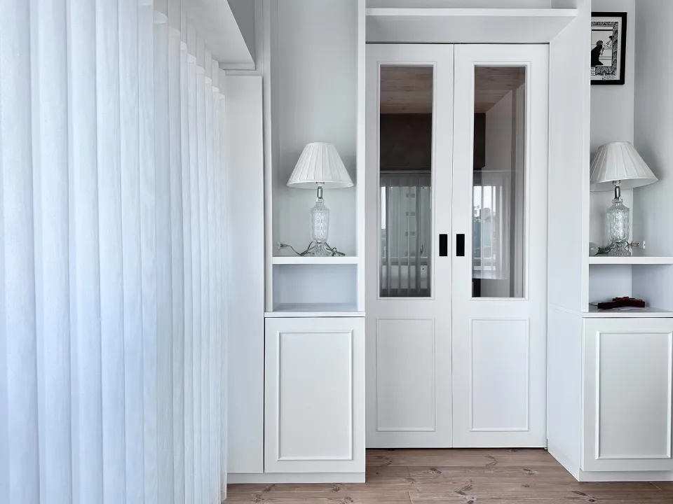 縦ラインの美がもたらす明るい住まいの写真3