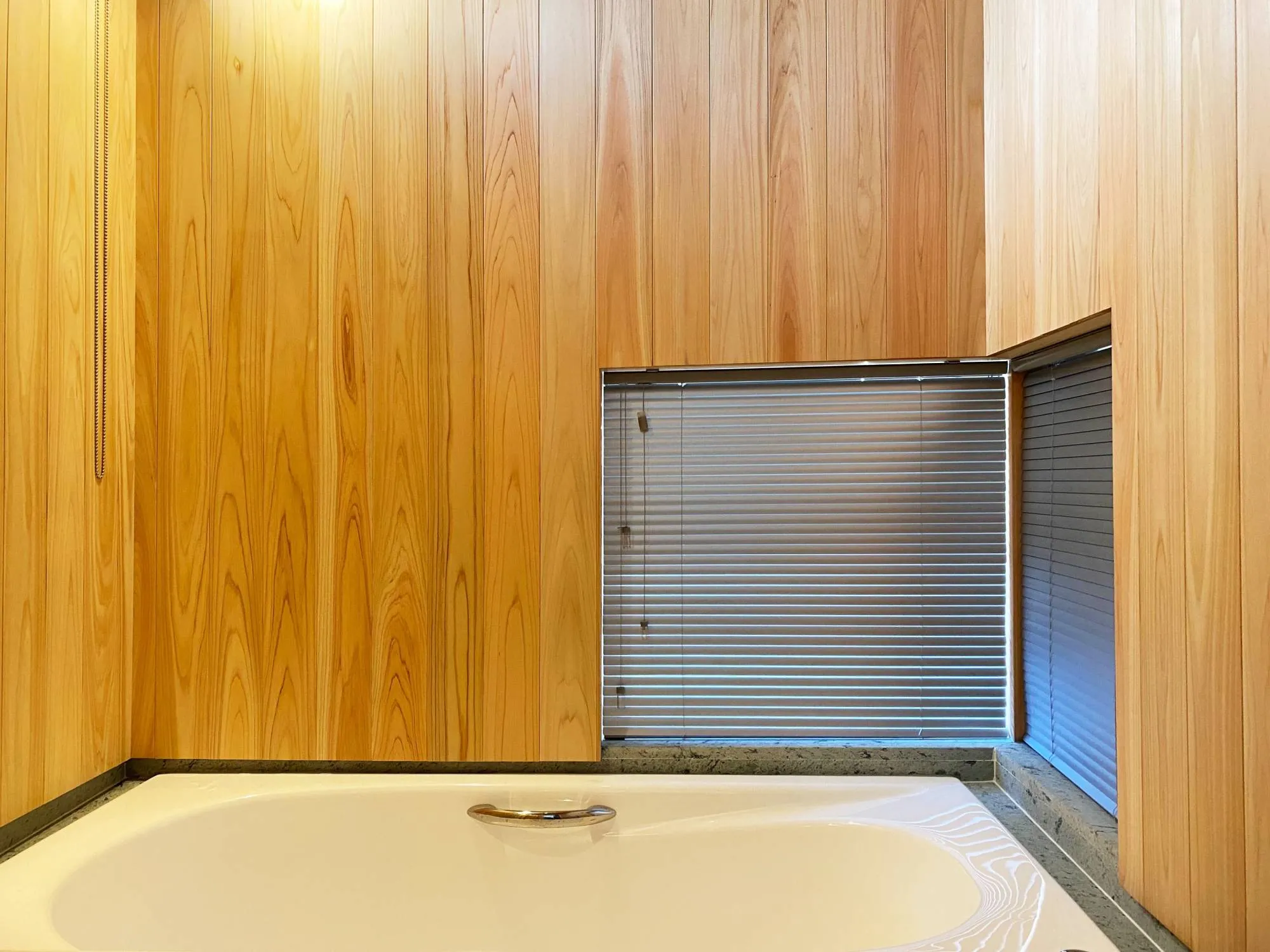 バスルームのコーナー窓に耐水性ブラインドの写真3