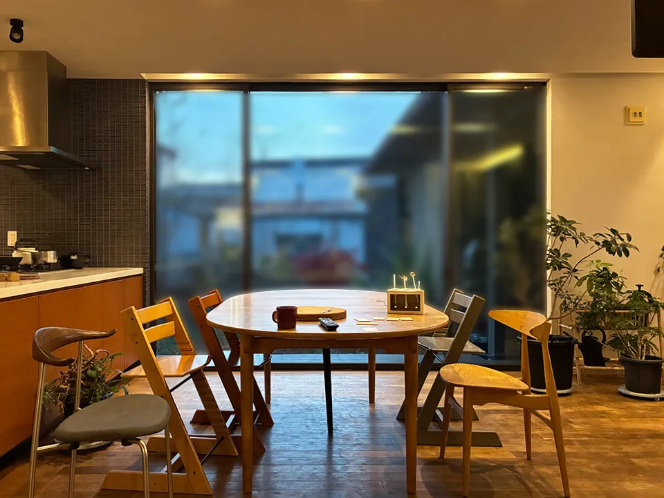 観葉植物が映えるウッドブラインドの写真7