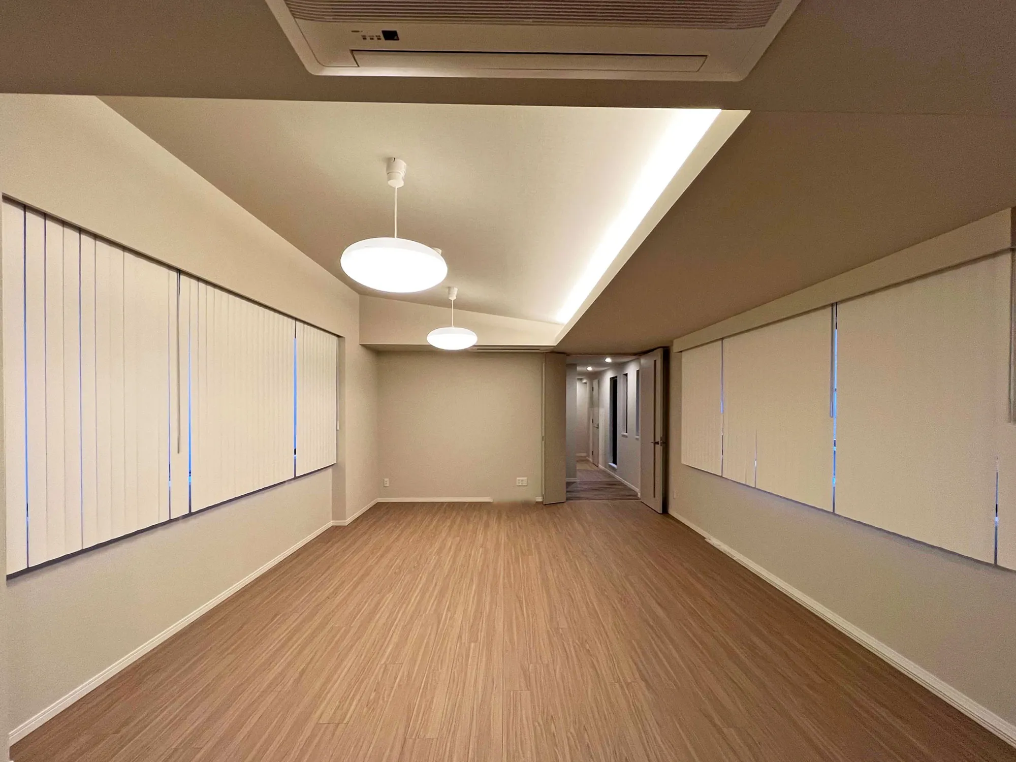 新築テラスハウスの洗練窓辺コーディネートの写真3