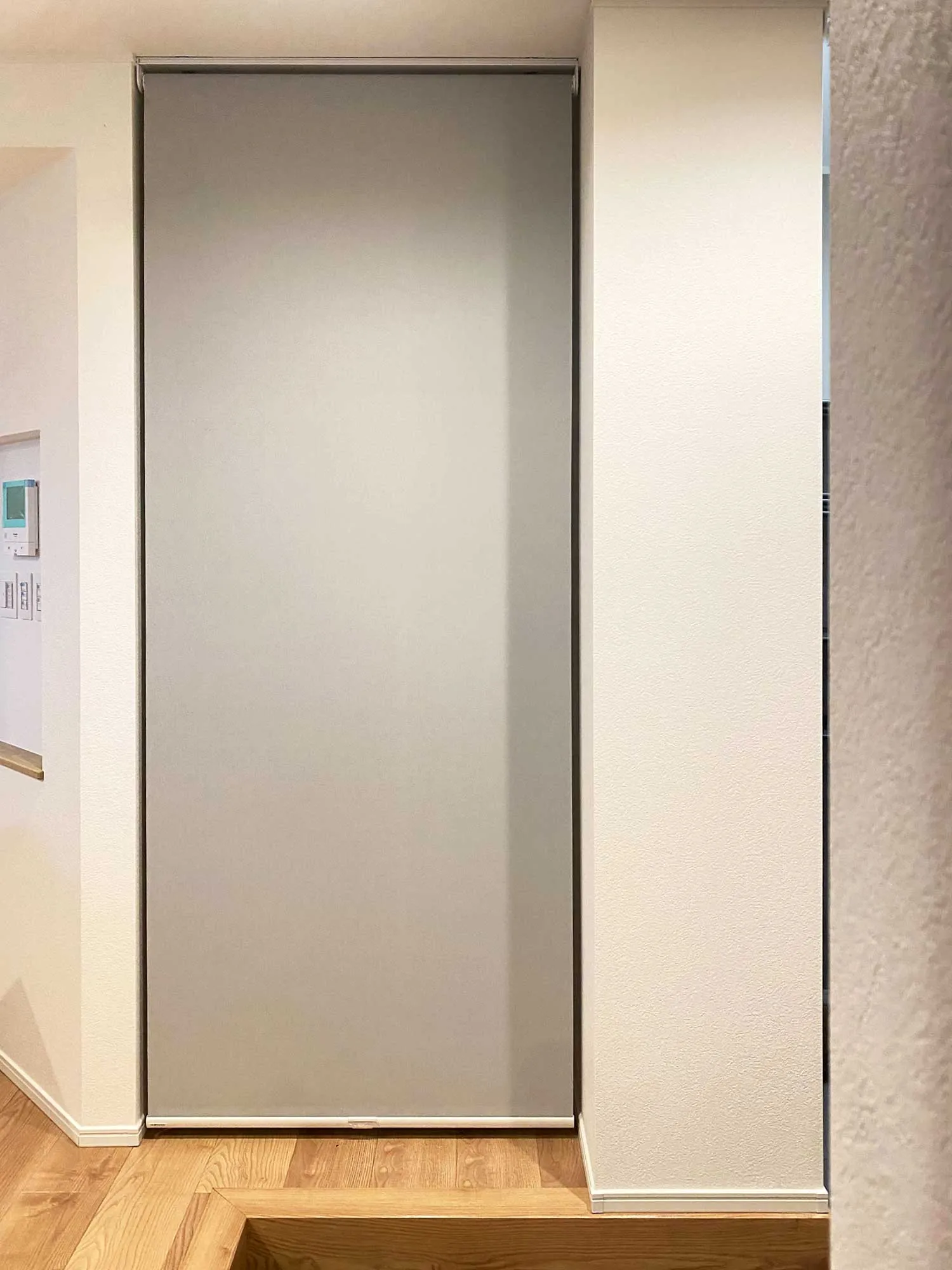 人目の多い玄関に、ロールスクリーンで目隠しの写真6