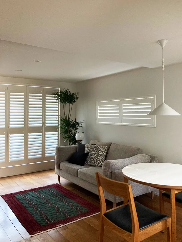 モダンな空間に映える、白い窓まわりの写真4