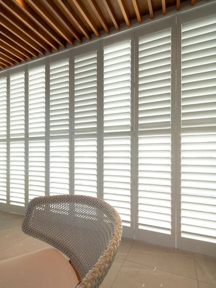 海景を彩るホワイトシャッターの写真6