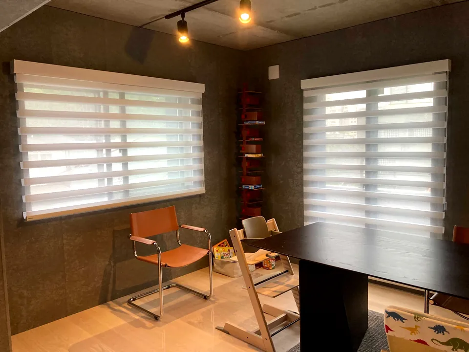 パーフェクトシアーシェードで魅せるモダンリビングの写真3