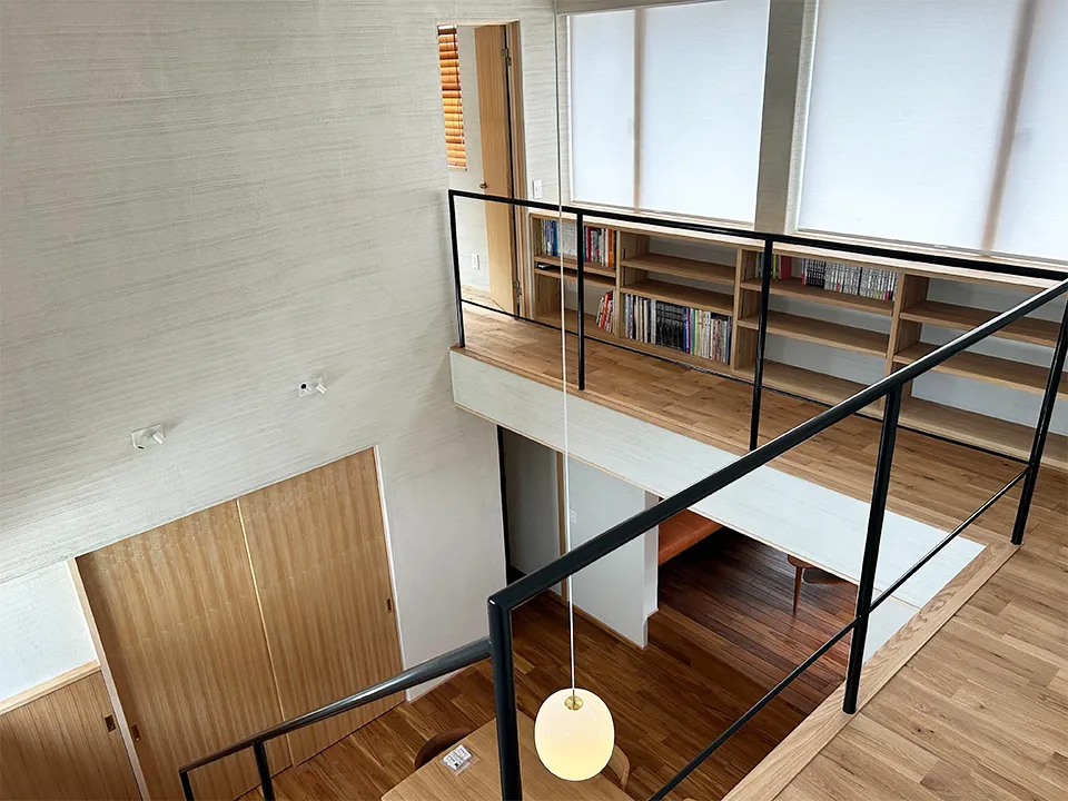 吹き抜けに映えるロールスクリーン