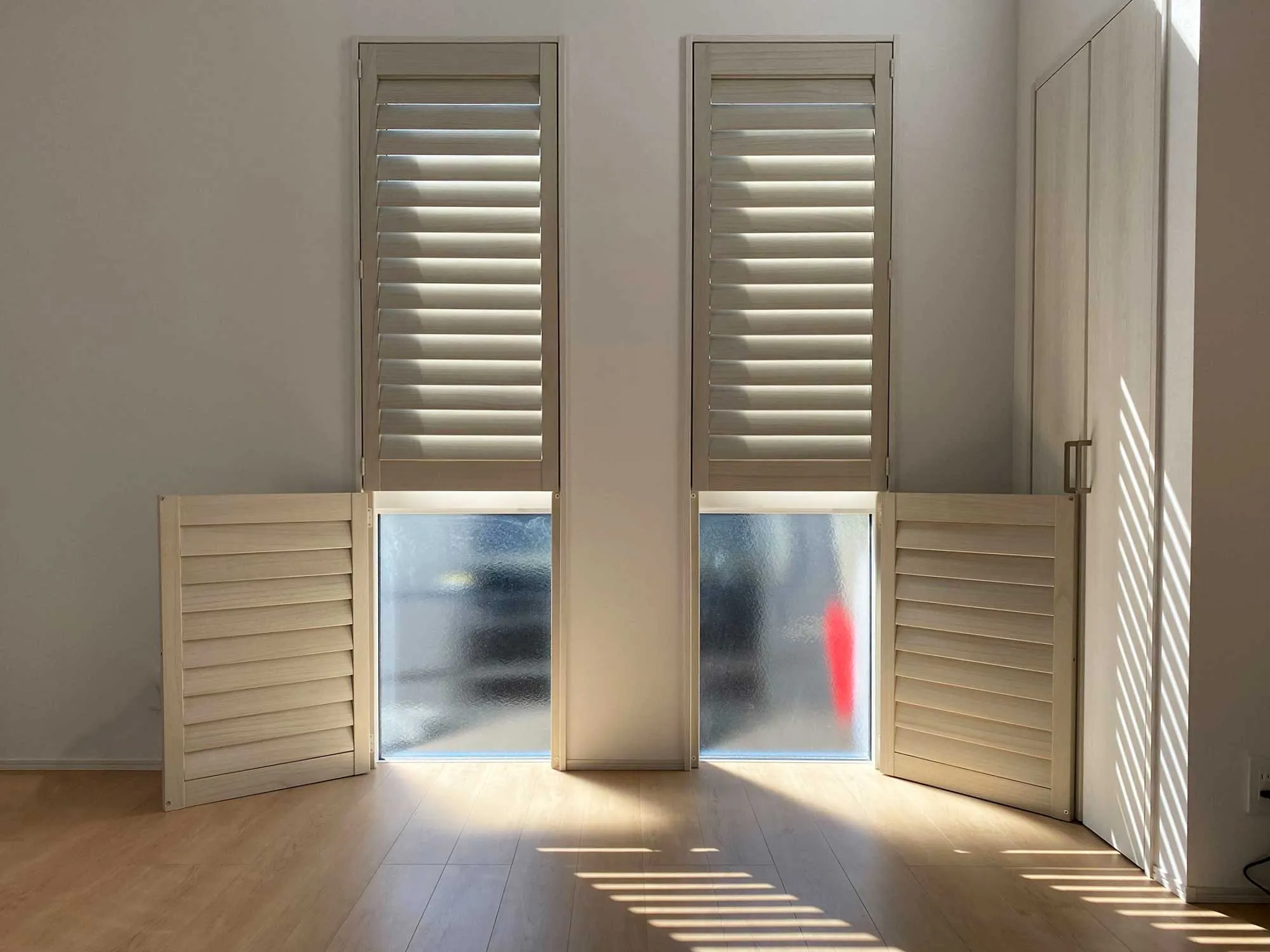 高所のスリット窓に最適なウィンドウトリートメントの写真4