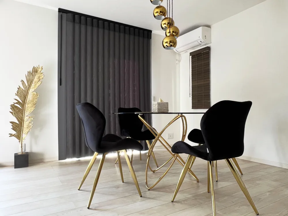 黒と金の色彩が織り成す空間に溶けこむの写真2