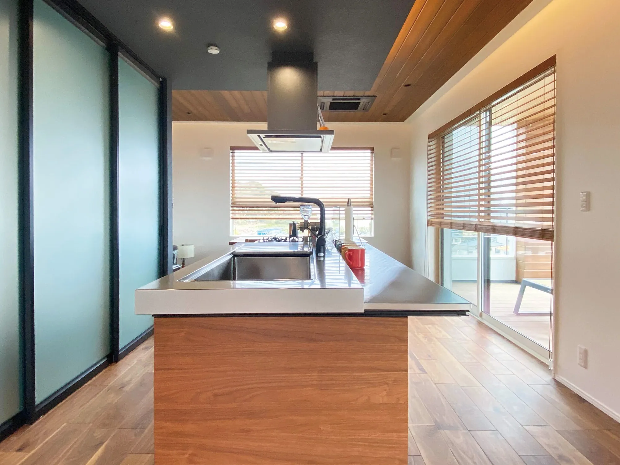 人気の２階リビングになじむブラインドの写真3