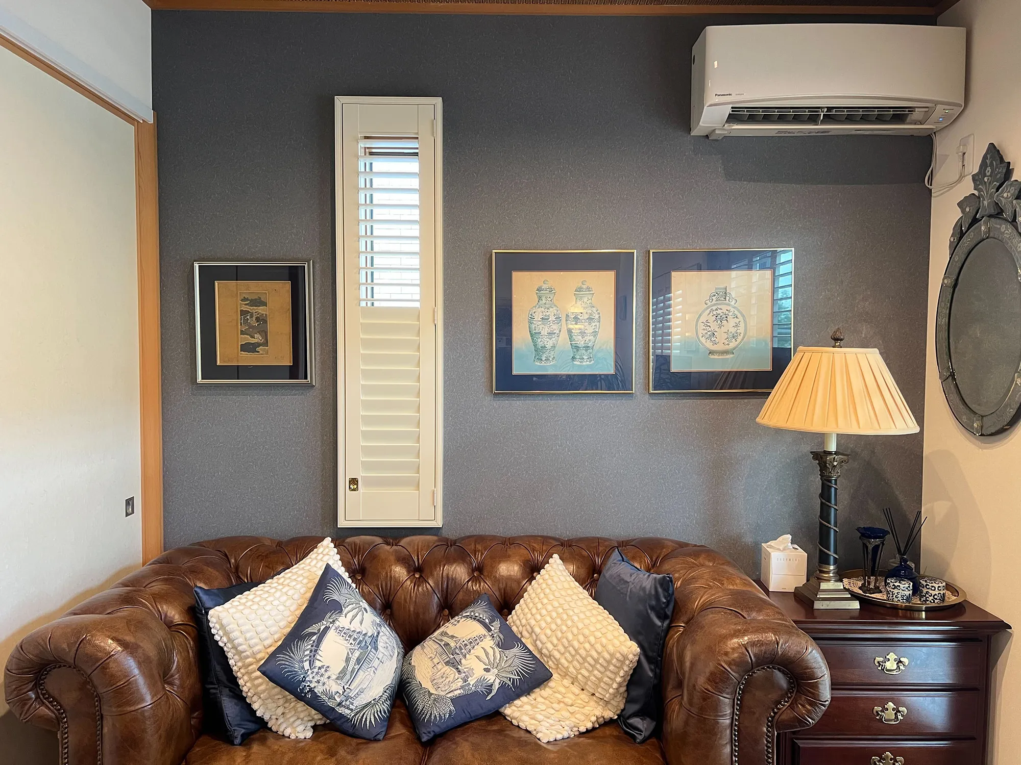 クラシック家具とウッドシャッターの調和の写真2