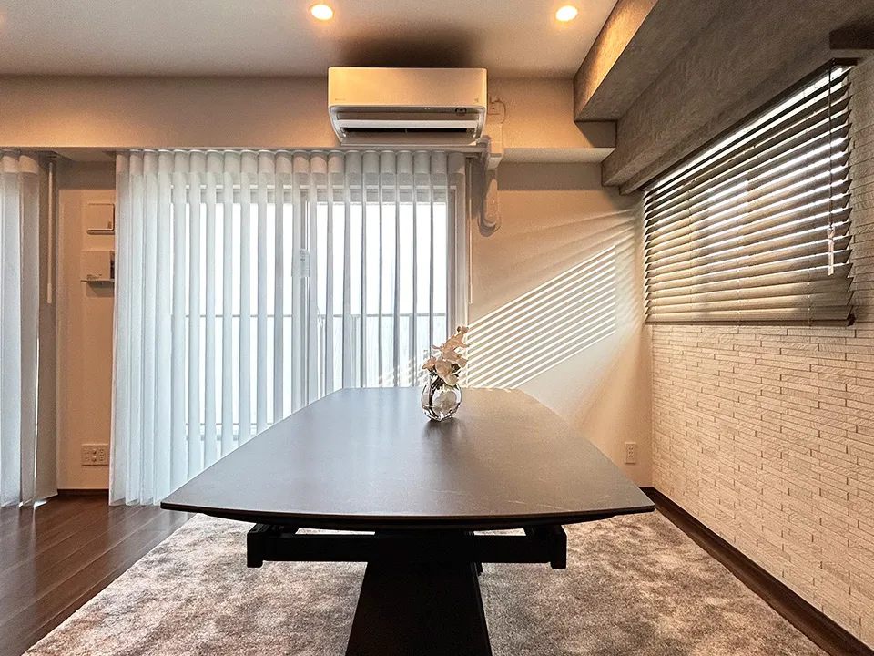 グレーで魅せるマンションリビングの窓の写真7