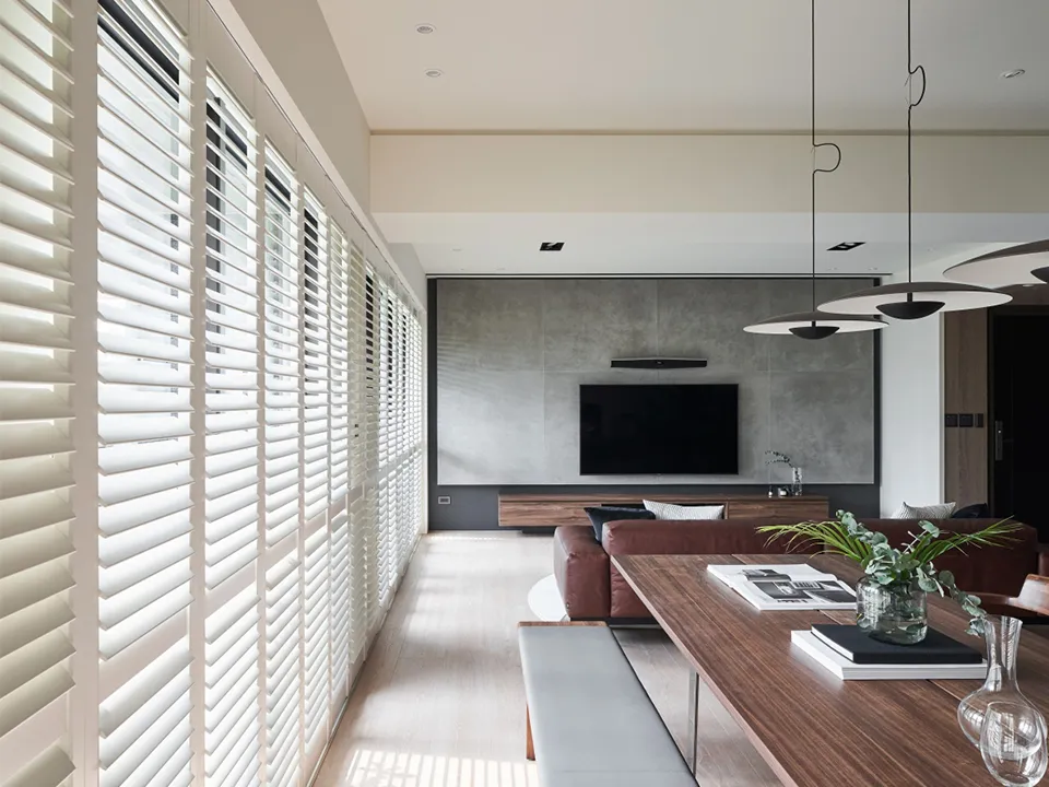 自然光と風を楽しむ開放的なリビングの写真3