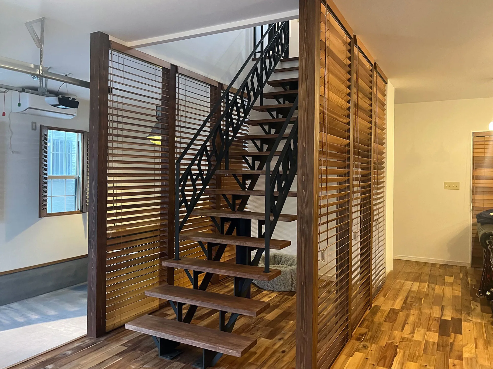 インダストリアルスタイルに合う天然ウッド