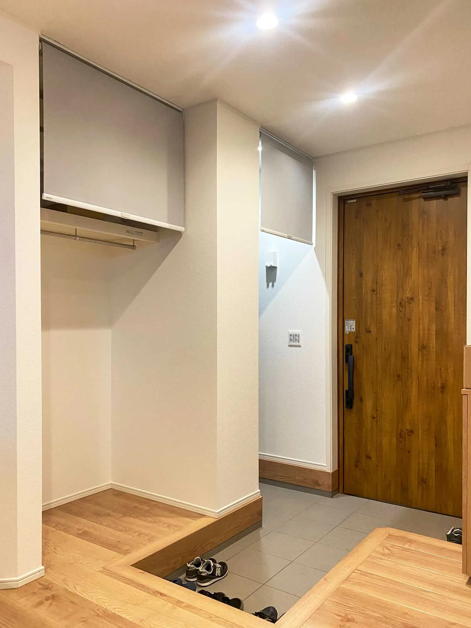 人目の多い玄関に、ロールスクリーンで目隠しの写真5