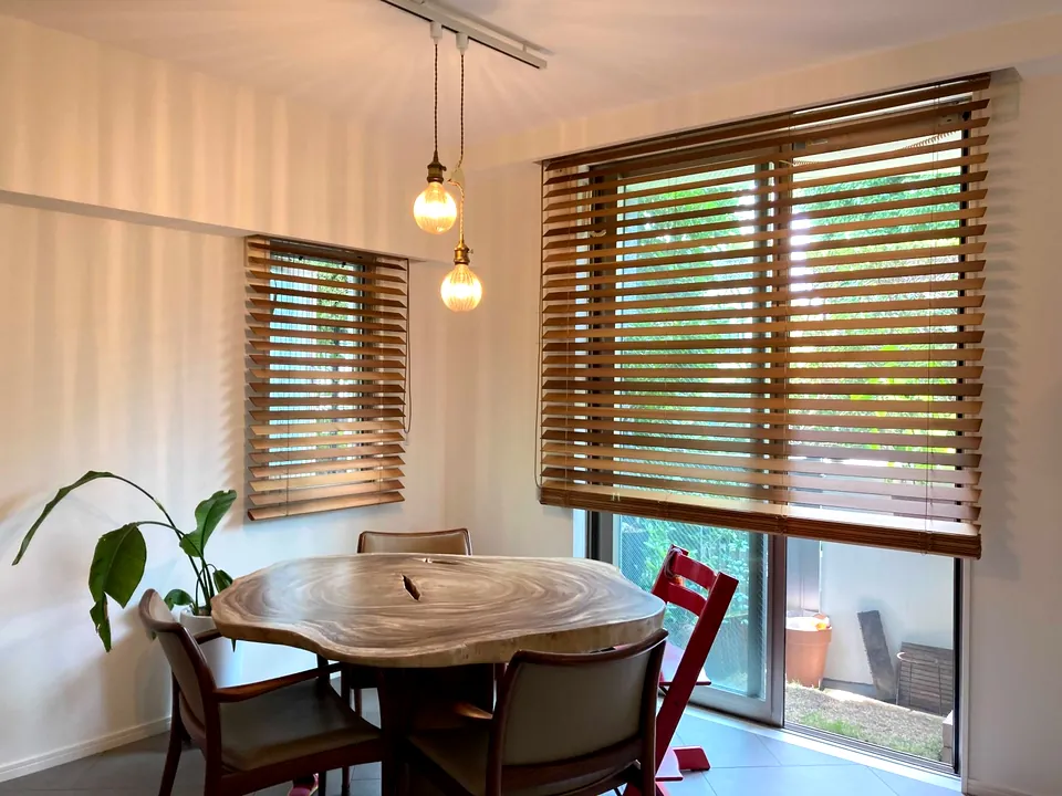 美しい木目が彩る温もりのダイニングの写真3