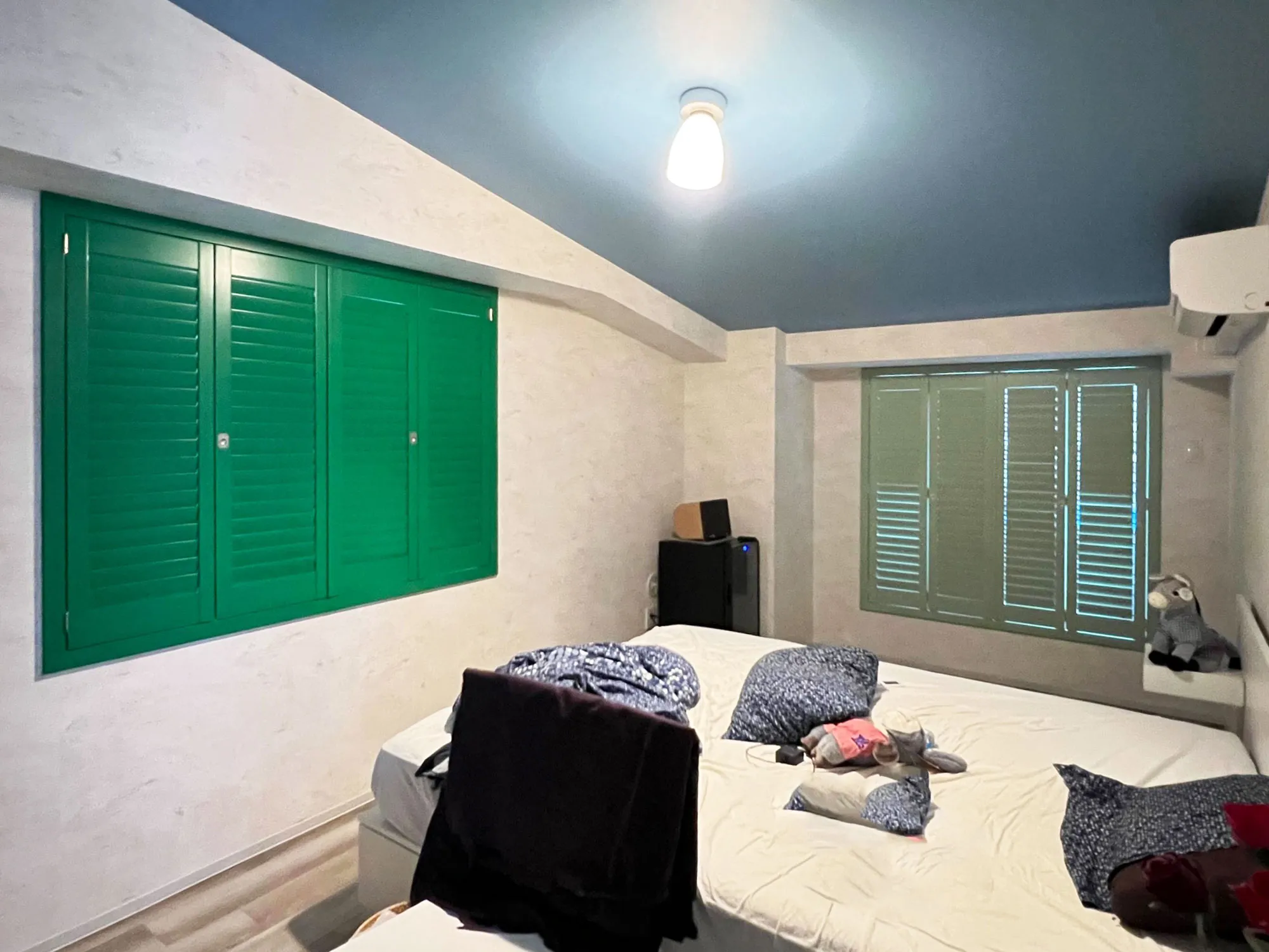 故郷の彩りを再現! オリジナルウッドシャッターの贅沢な窓辺の写真2