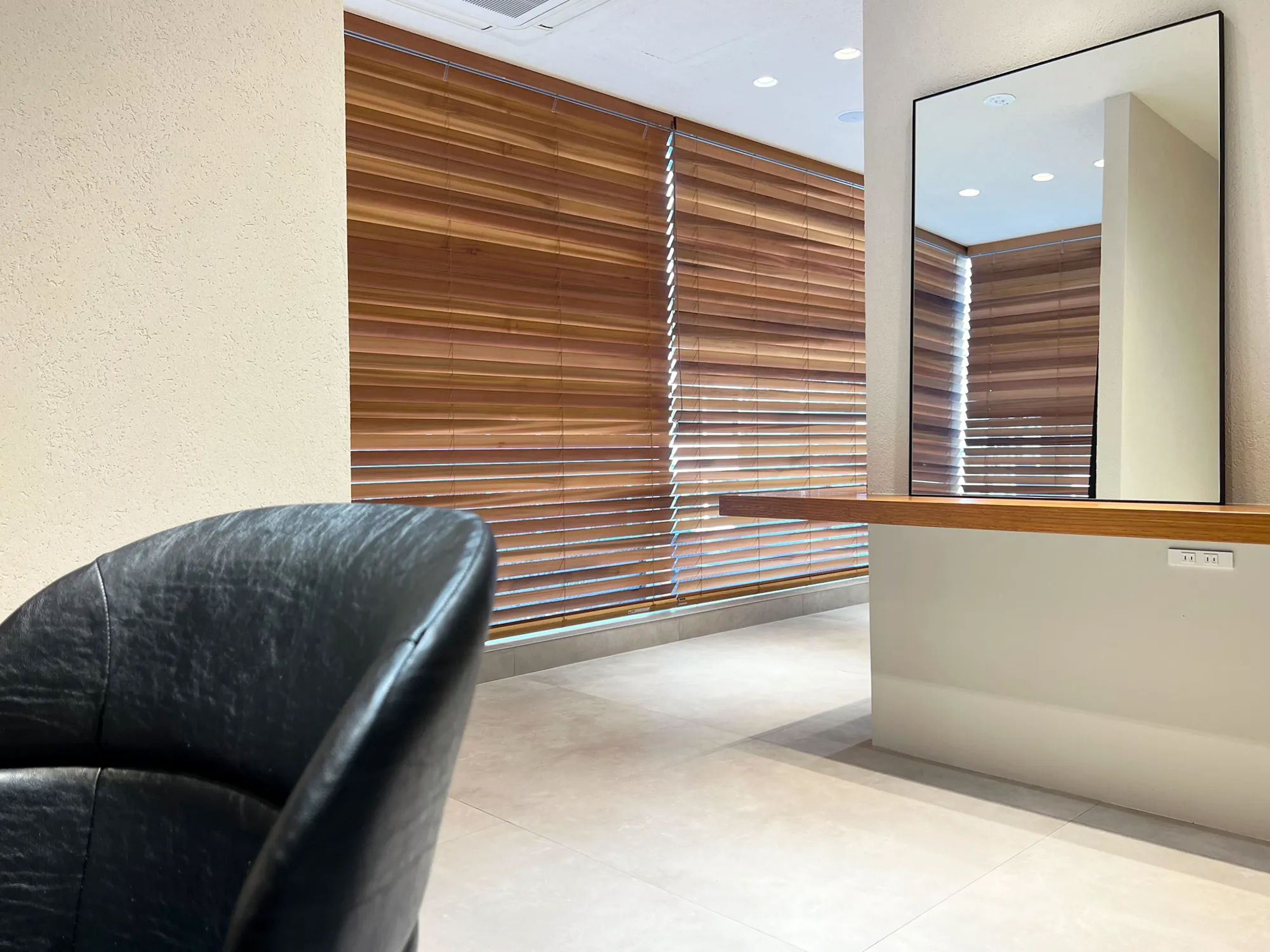 美容室『yiye 青山店』の窓まわりに採用の写真6