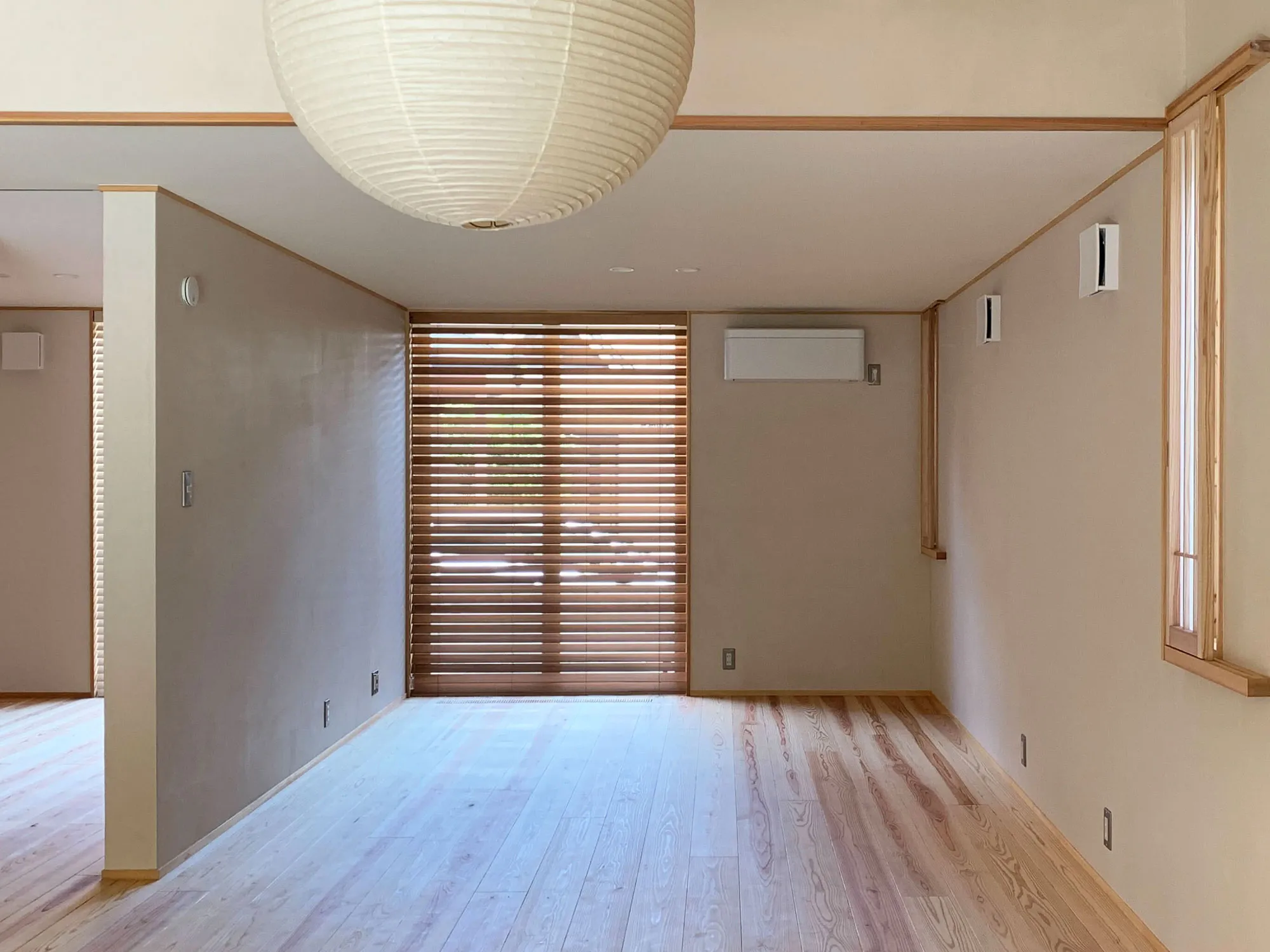 和モダン空間に、木目が映える