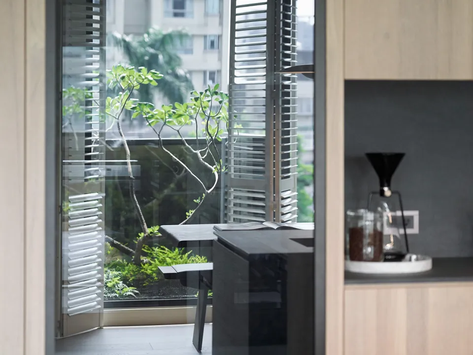 自然光と風を楽しむ開放的なリビングの写真4