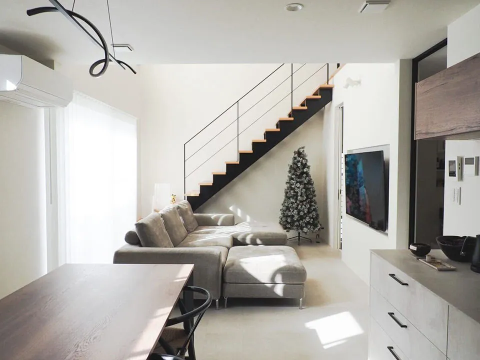 柔らかな光と美しい影が広がるリビングの写真9