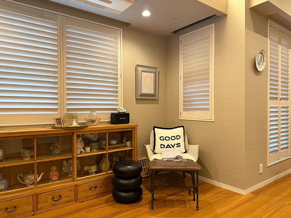 木目の温もりを引き立てる窓の写真3