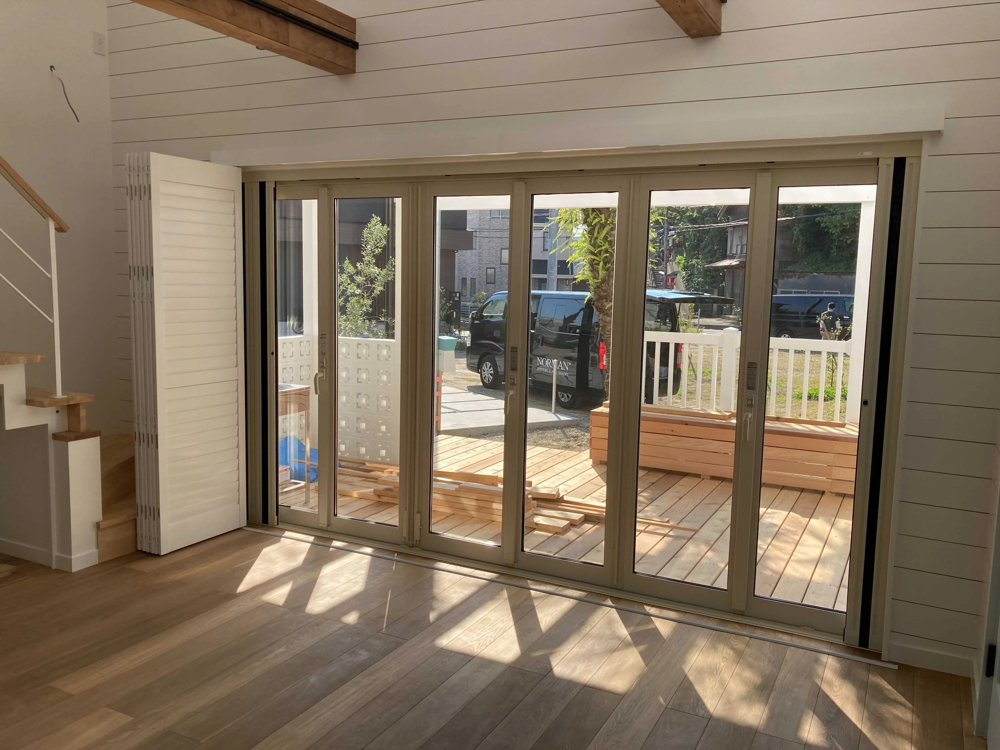 ビーチの風を感じる、ウッドシャッターと西海岸インテリアの写真3