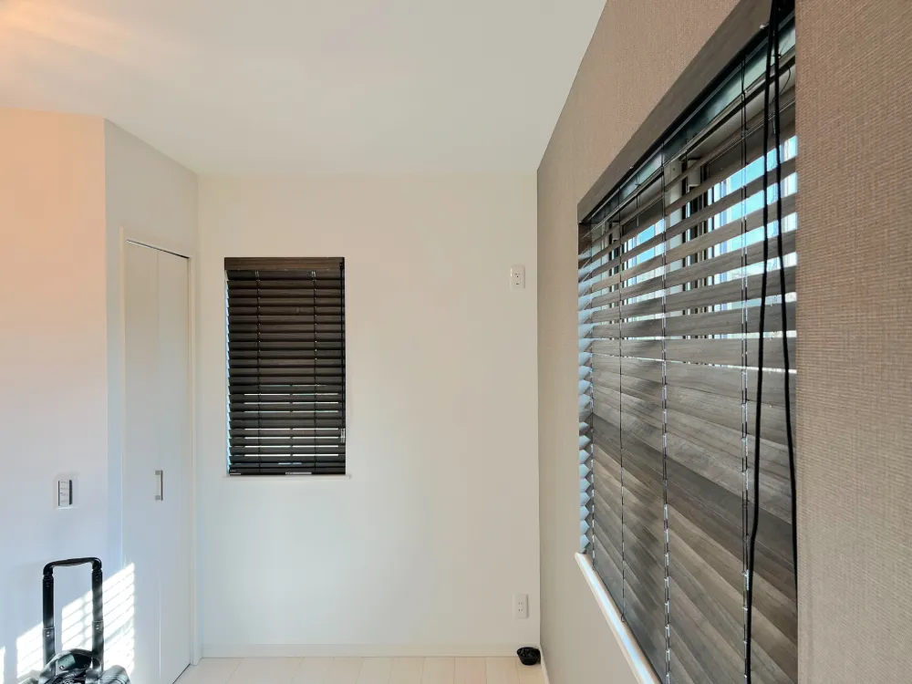 黒と金の色彩が織り成す空間に溶けこむの写真4