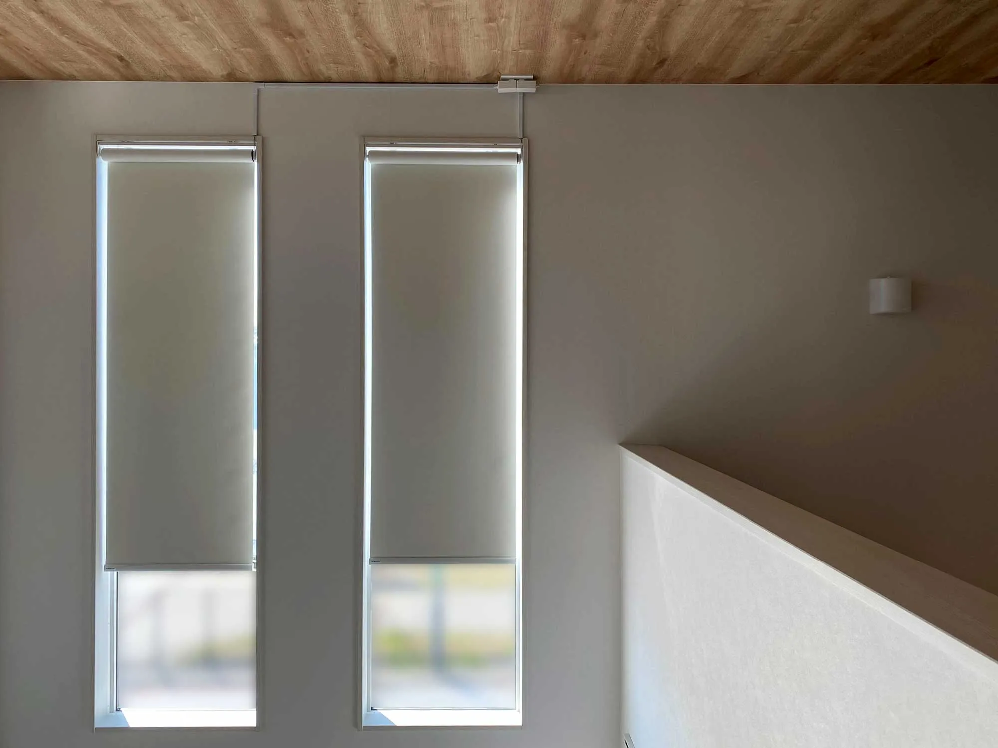 高所のスリット窓に最適なウィンドウトリートメントの写真6