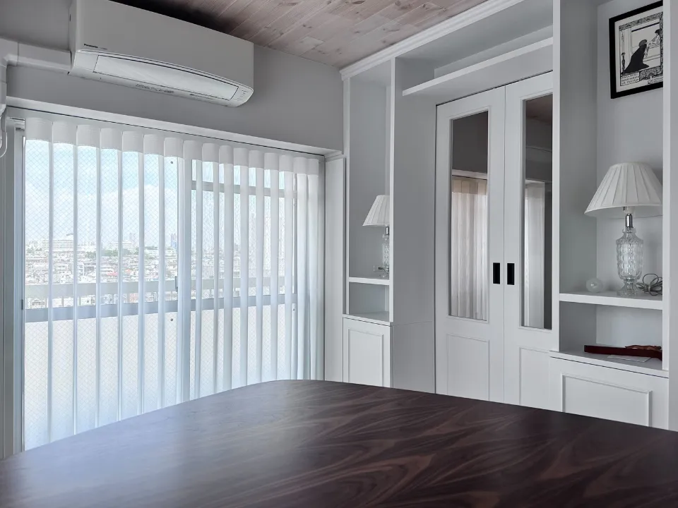 縦ラインの美がもたらす明るい住まいの写真4