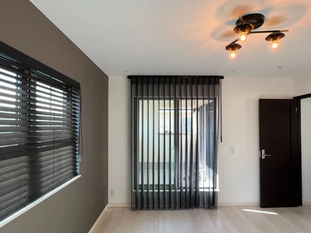 黒と金の色彩が織り成す空間に溶けこむの写真3