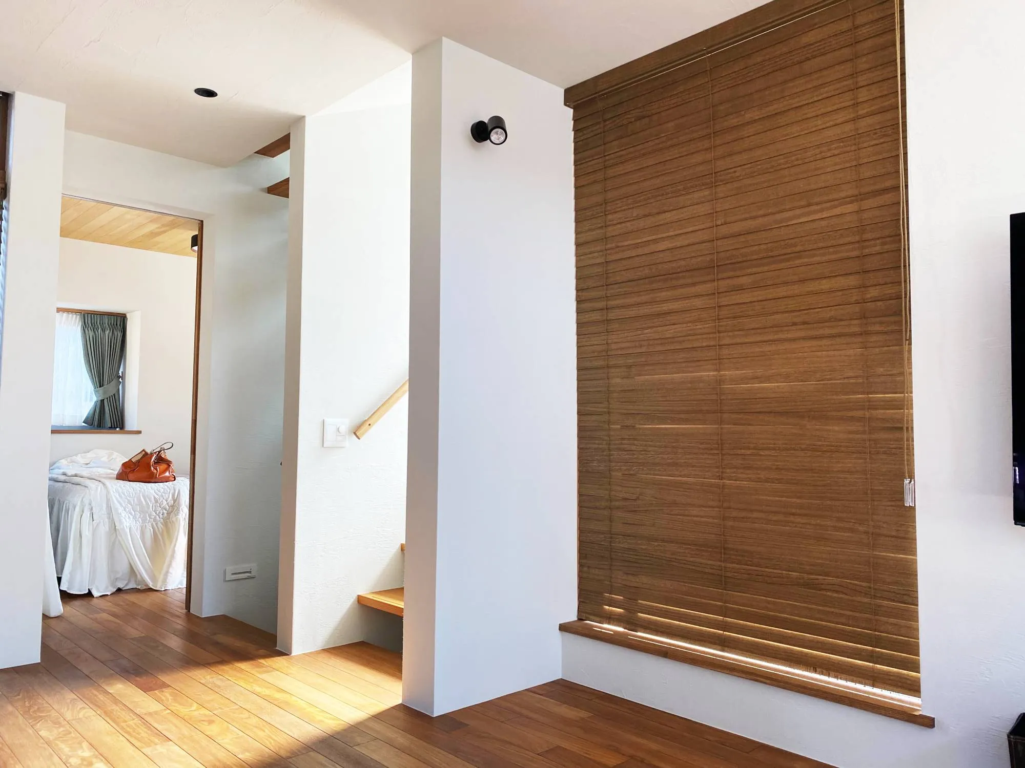 バスルームのコーナー窓に耐水性ブラインドの写真5