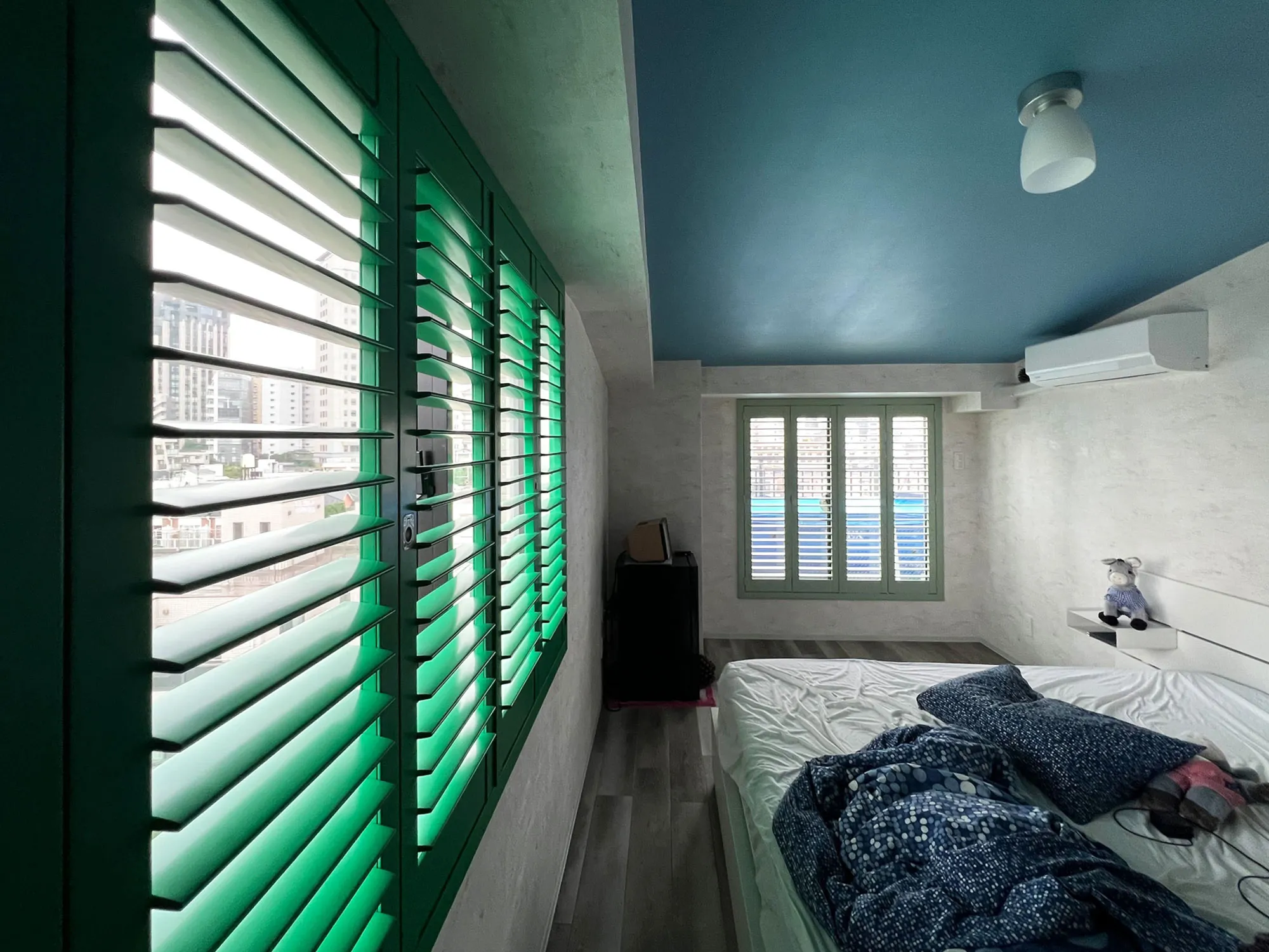 故郷の彩りを再現! オリジナルウッドシャッターの贅沢な窓辺の写真9