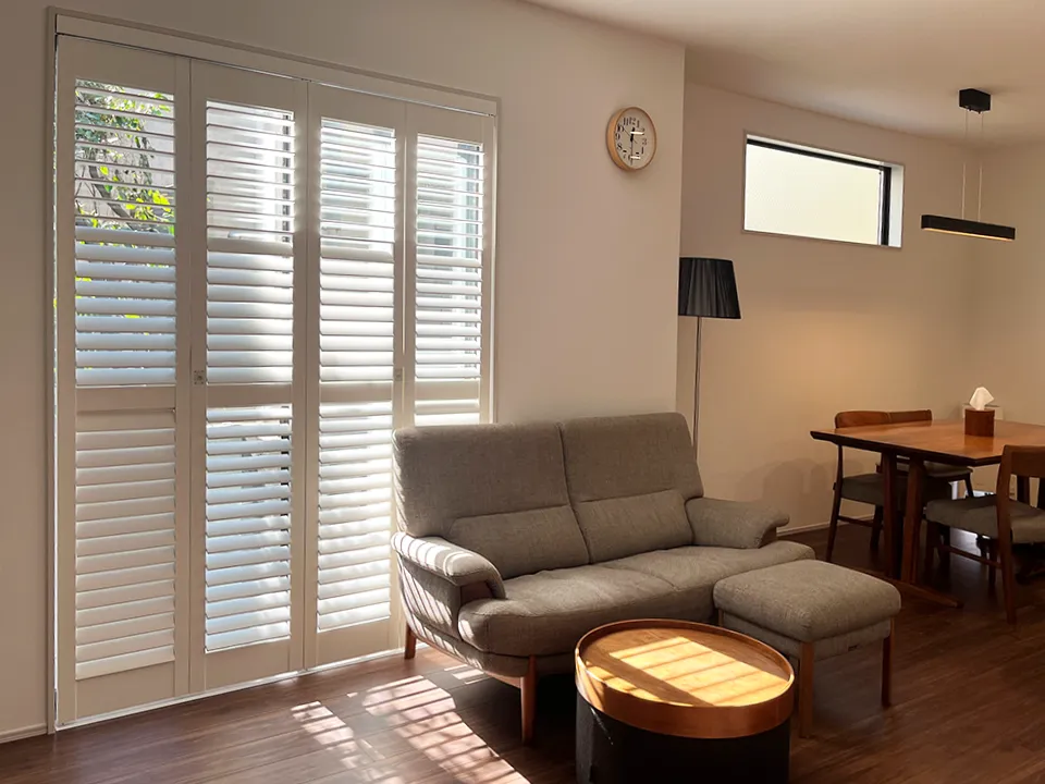 採光と目隠しを両立するウッドシャッターの写真8