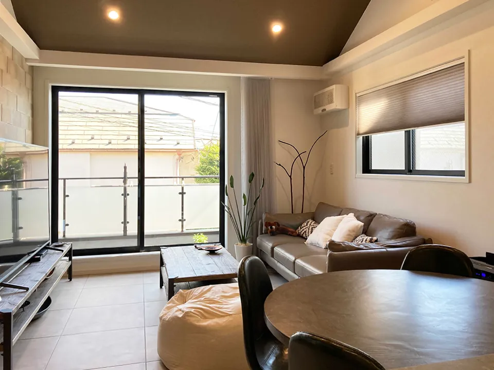 シェードでまとめる窓まわりコーデの写真3