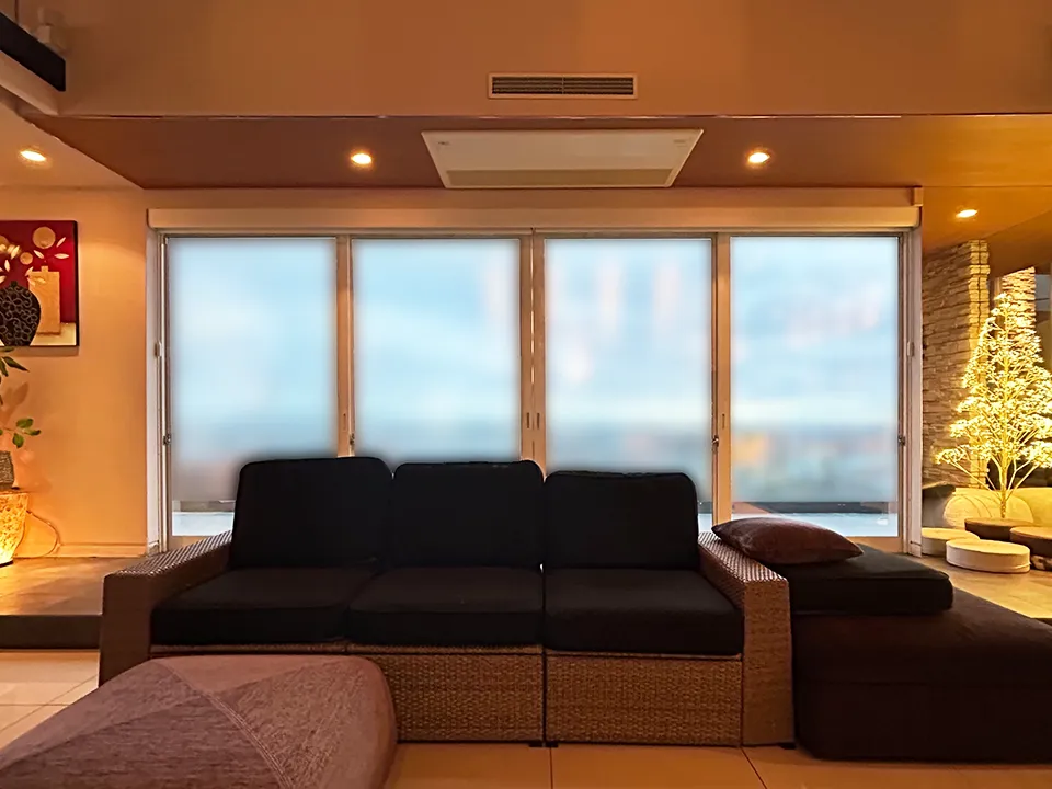 景色を楽しむ電動調光ロールスクリーンの写真3