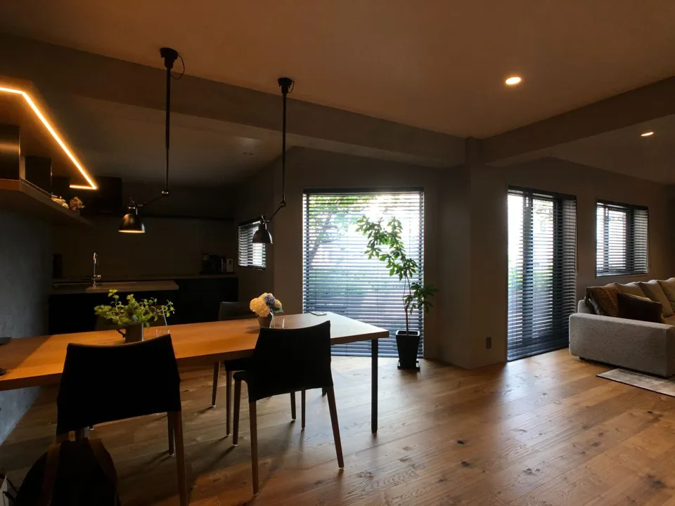 ダークカラーで彩る上質な空間の写真6