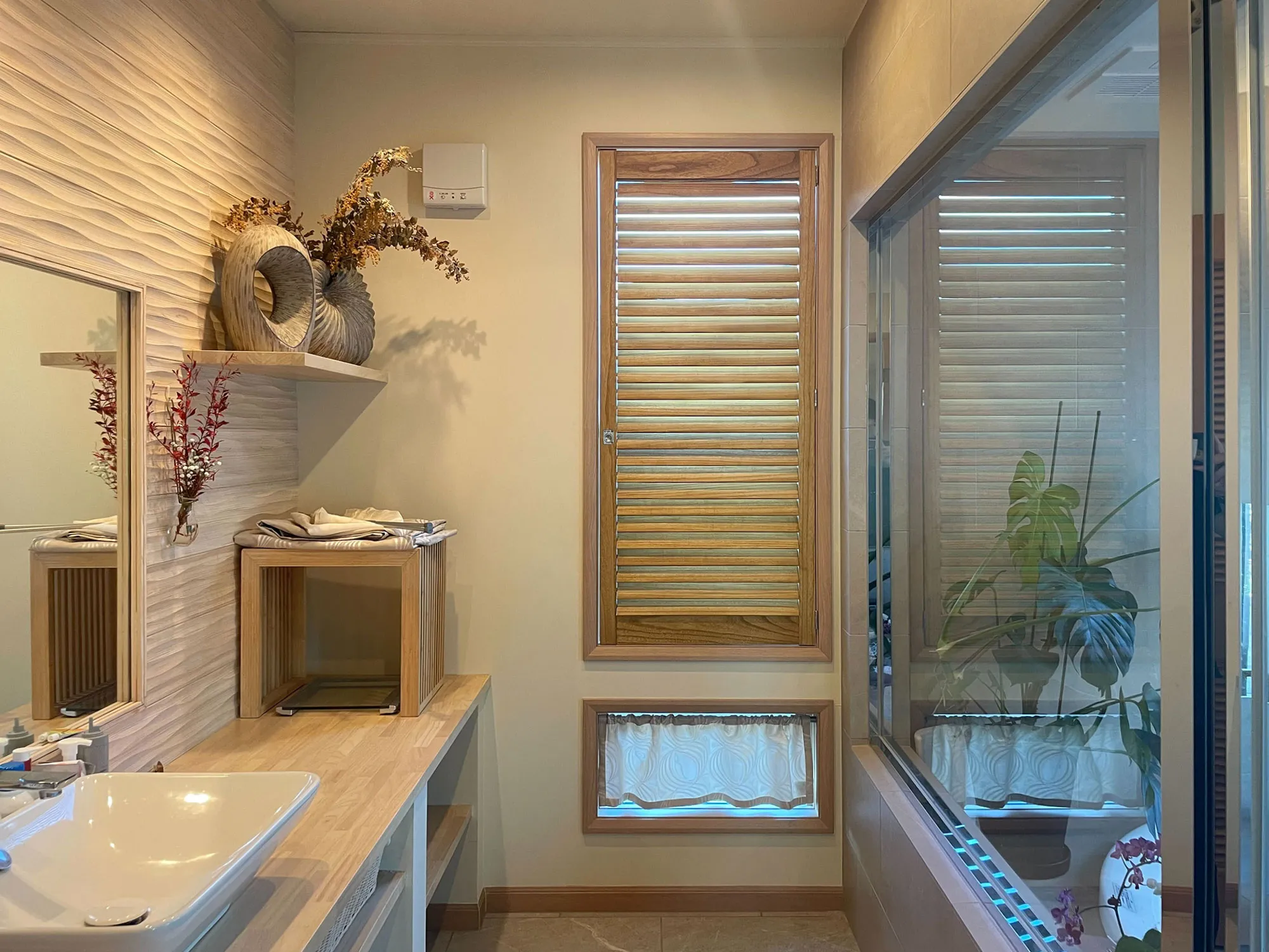 ソーラーパネル搭載の電動タイプで楽々操作の写真3