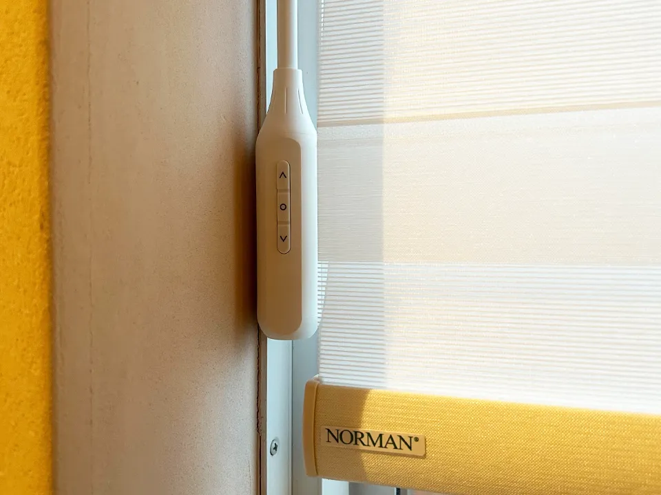 景色を楽しむ電動調光ロールスクリーンの写真6