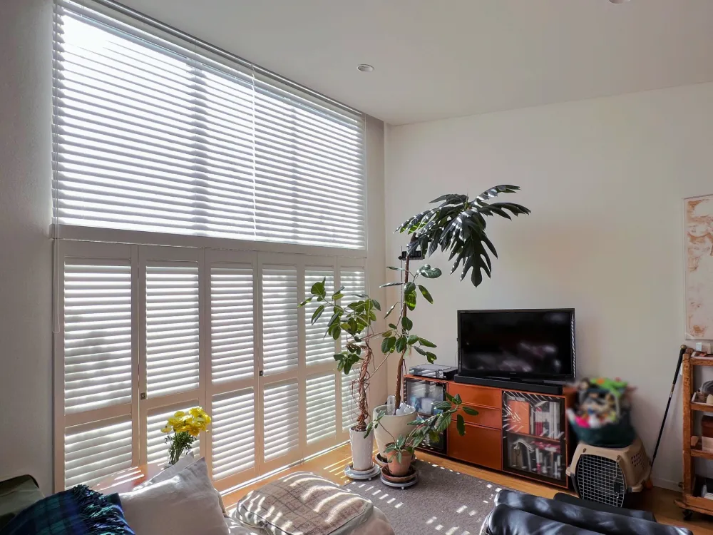 一面の窓にブラインドとシャッターの組み合わせの写真1