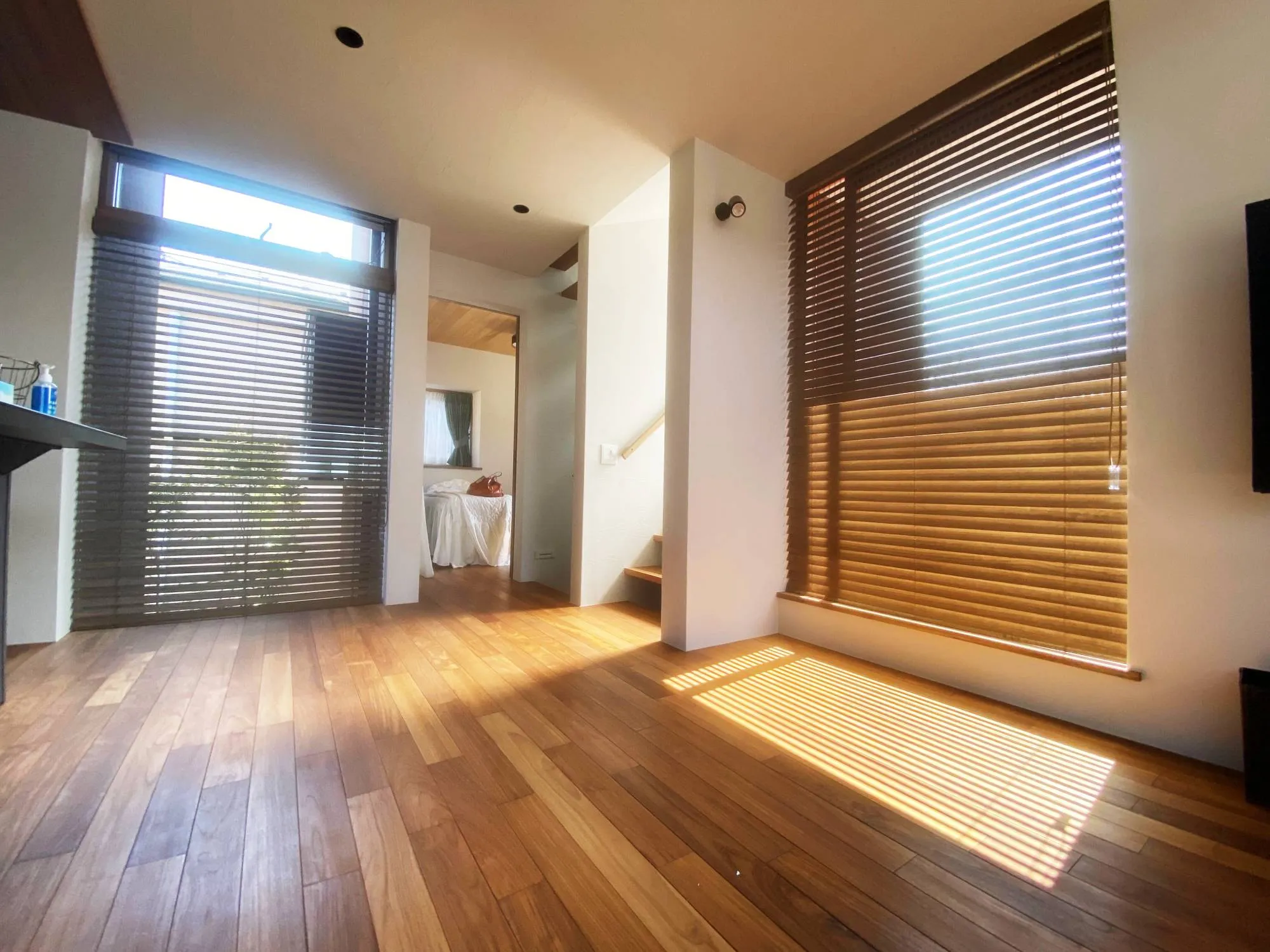 バスルームのコーナー窓に耐水性ブラインドの写真4