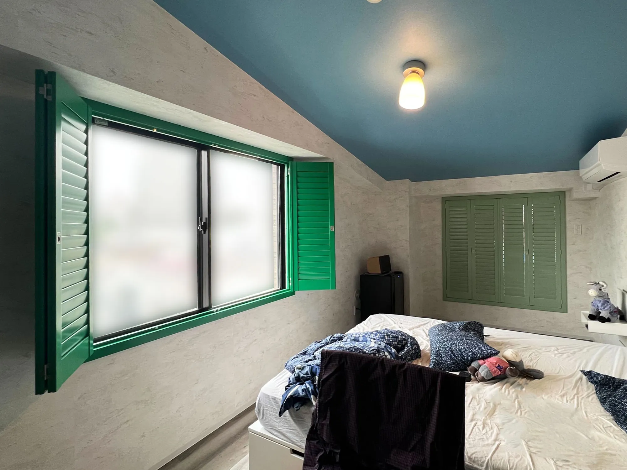 故郷の彩りを再現! オリジナルウッドシャッターの贅沢な窓辺の写真4