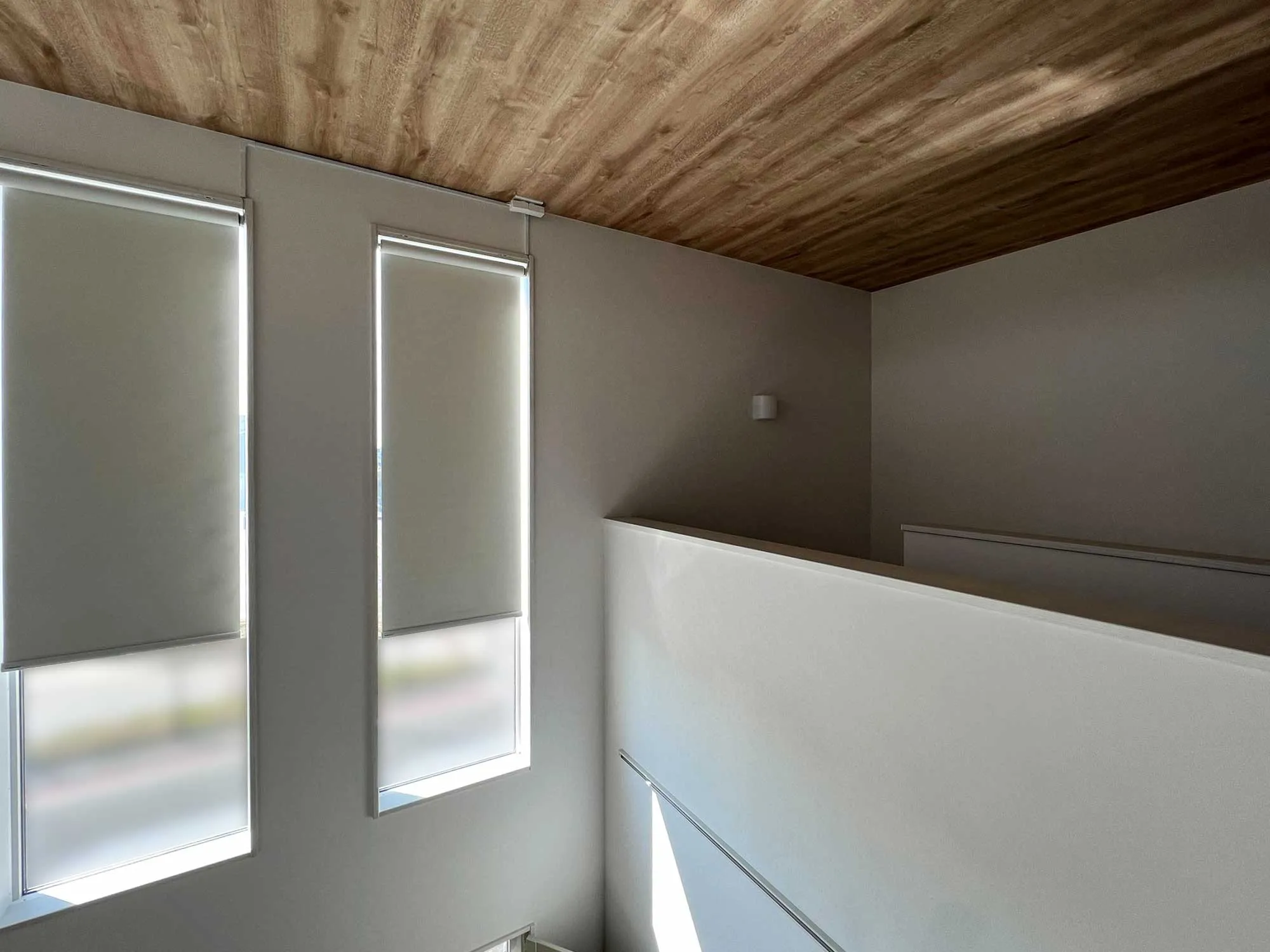 高所のスリット窓に最適なウィンドウトリートメントの写真7