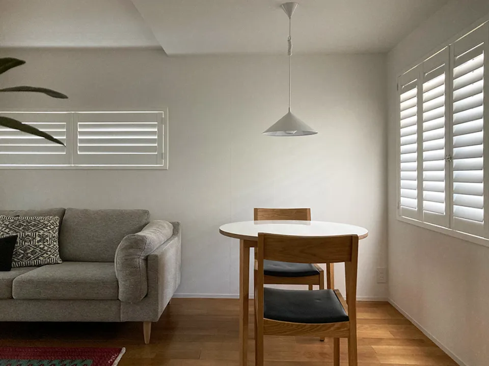 モダンな空間に映える、白い窓まわりの写真2