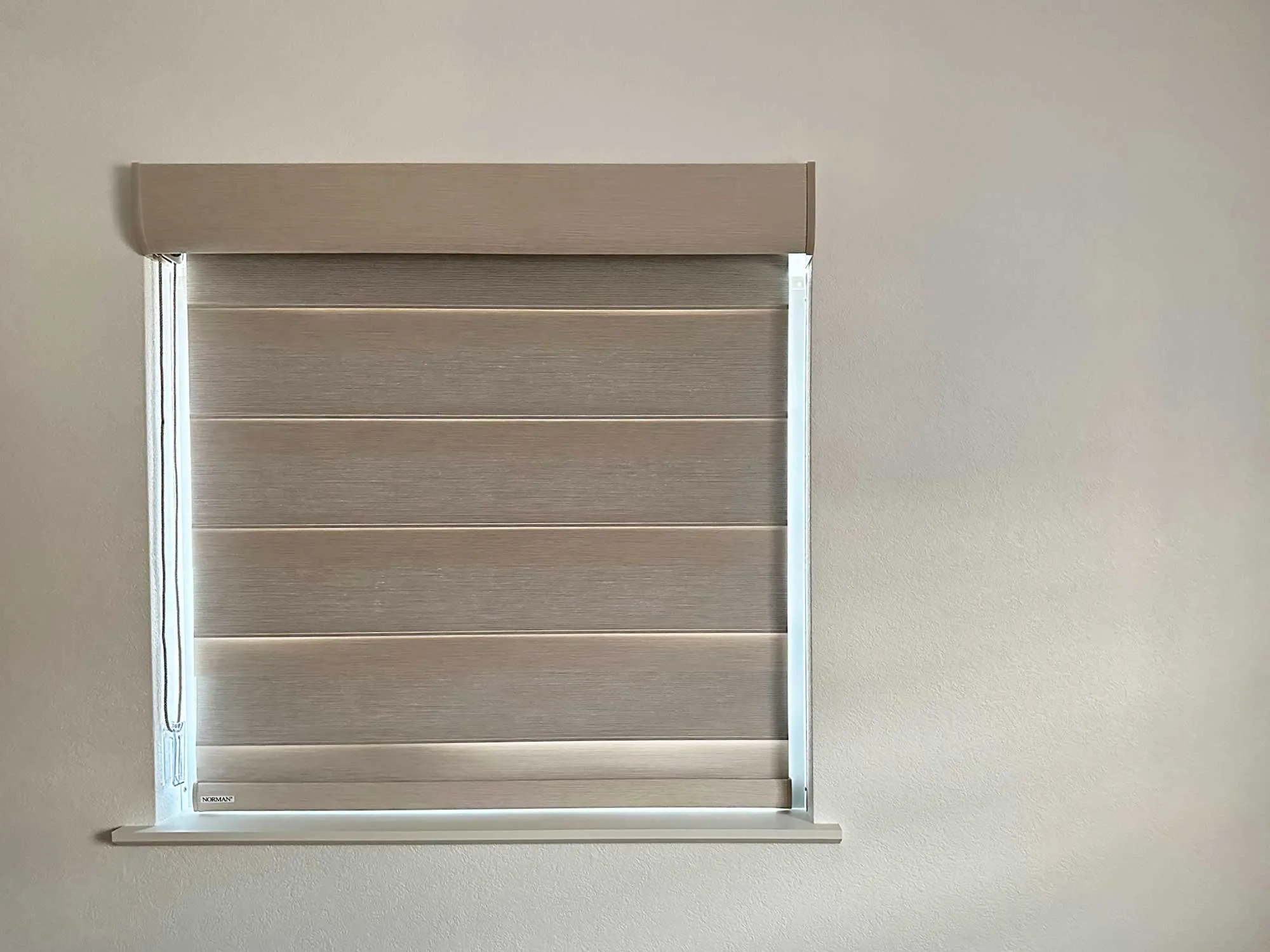 人目の多い玄関に、ロールスクリーンで目隠しの写真2