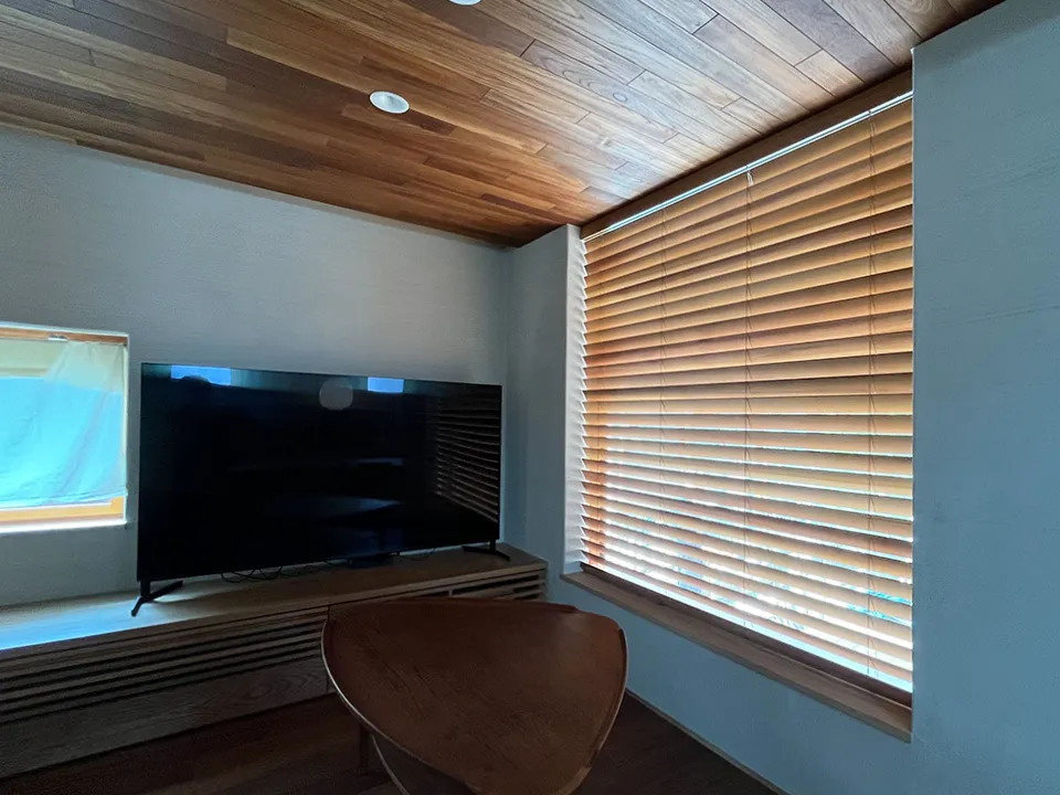 吹き抜けに映えるロールスクリーンの写真6