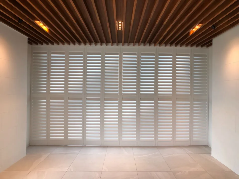 海景を彩るホワイトシャッターの写真2