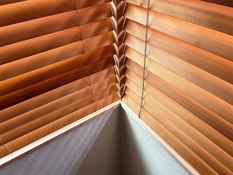 吹き抜けに映えるロールスクリーンの写真7