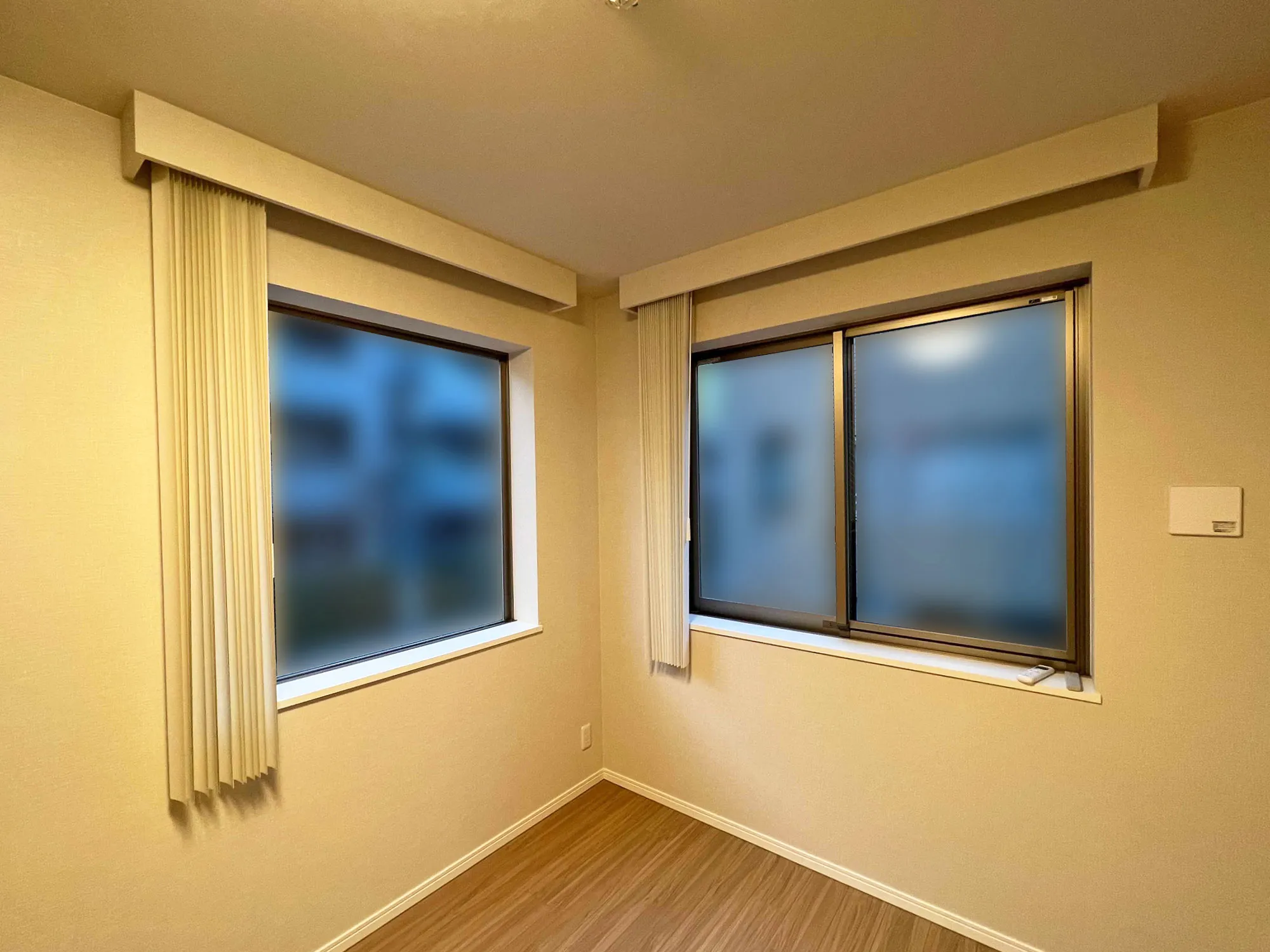 新築テラスハウスの洗練窓辺コーディネートの写真9