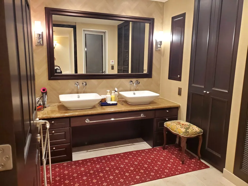 ウッドシャッターを収納扉にご活用の写真4