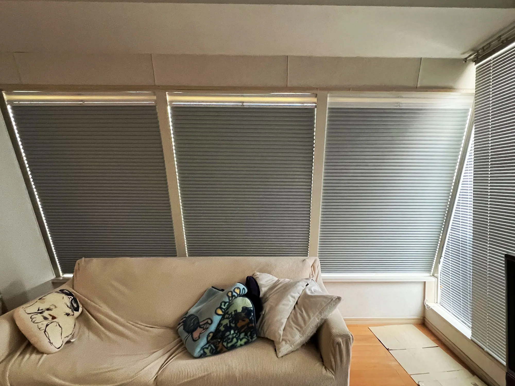 大きな傾斜窓にも取り付け可能の写真5